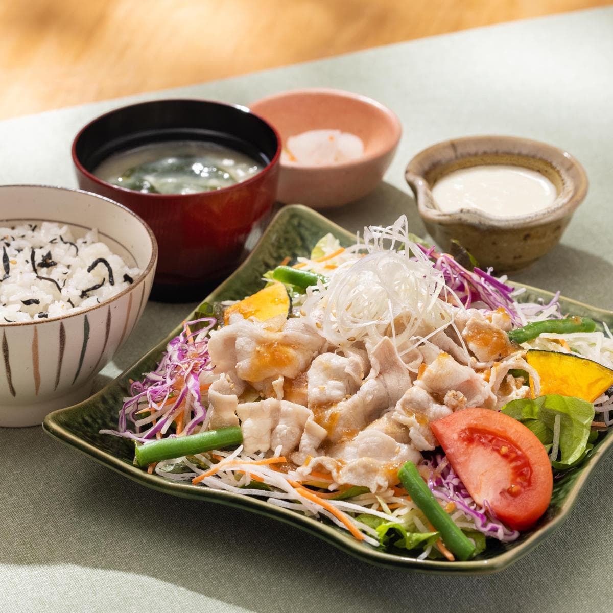 豚しゃぶと彩り野菜のサラダ仕立てとしそひじきご飯